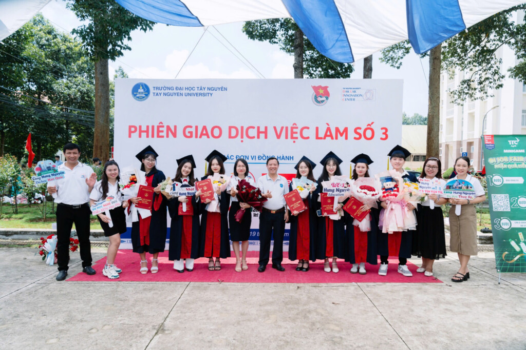 Hưng Nguyên Education cùng với các bạn tân cử nhân trong buổi lễ Tốt nghiệp