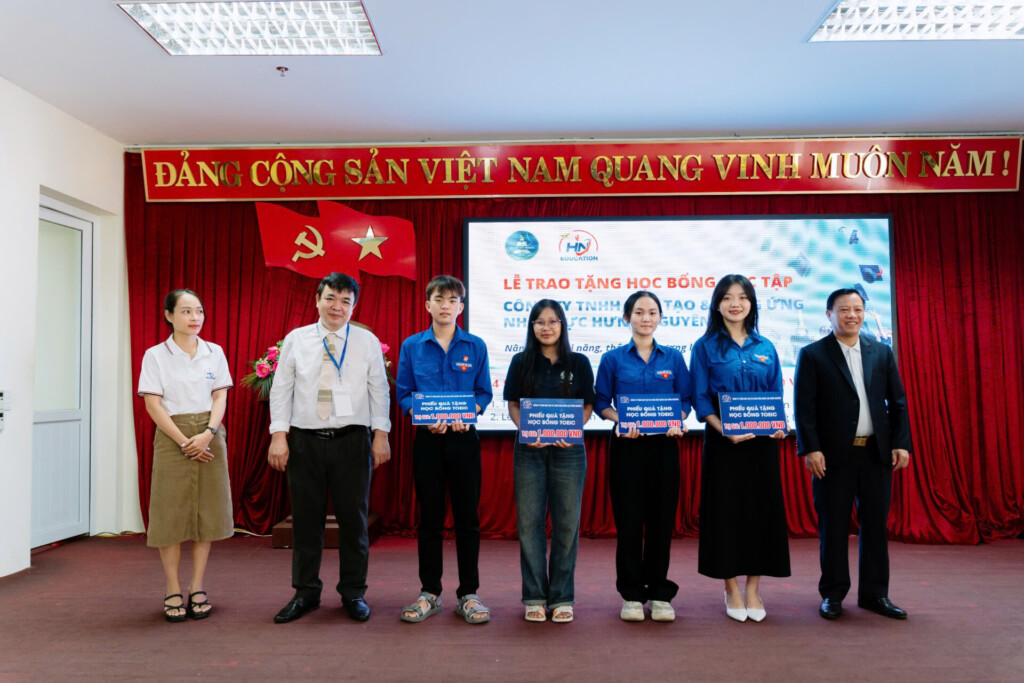 Hưng Nguyên Education trao học bổng học tập