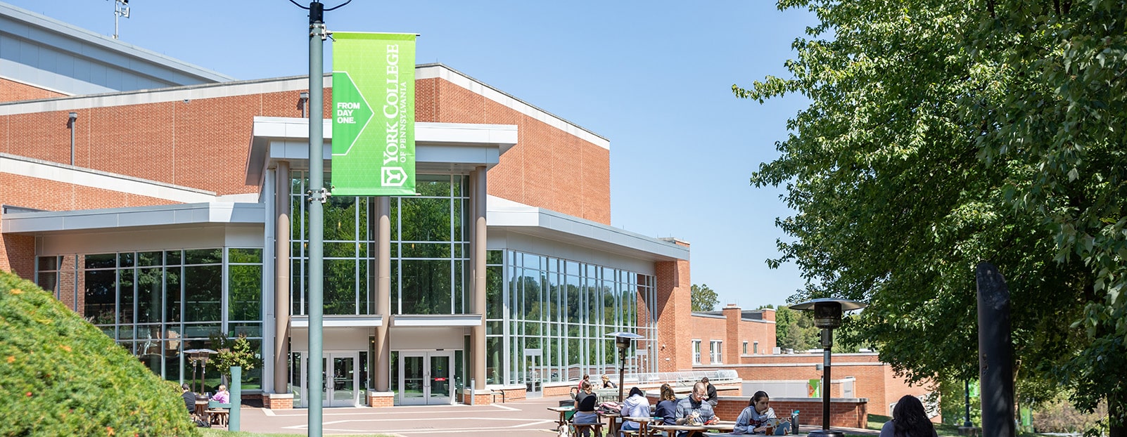 Khuôn viên trường