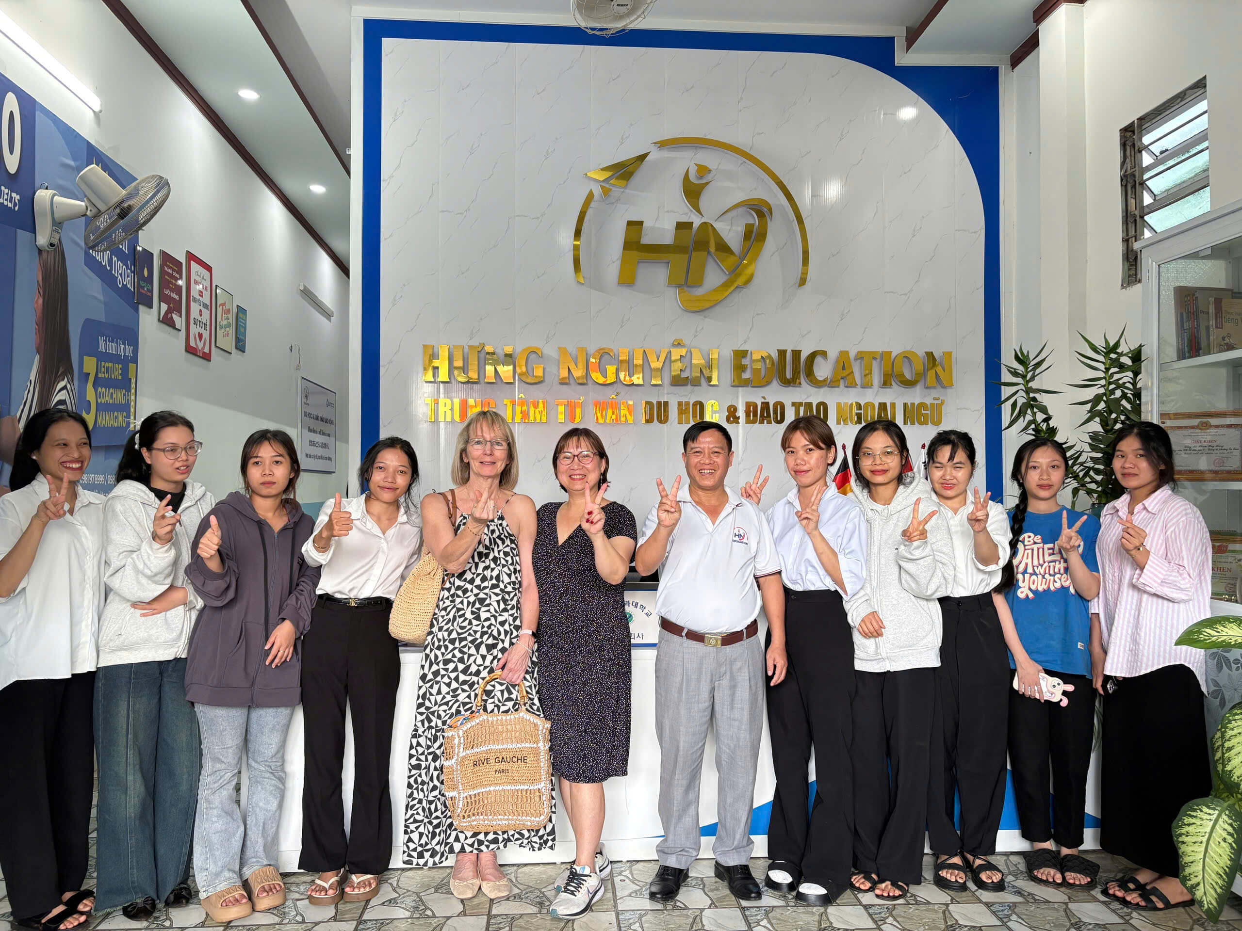 Cùng GS trường Pháp