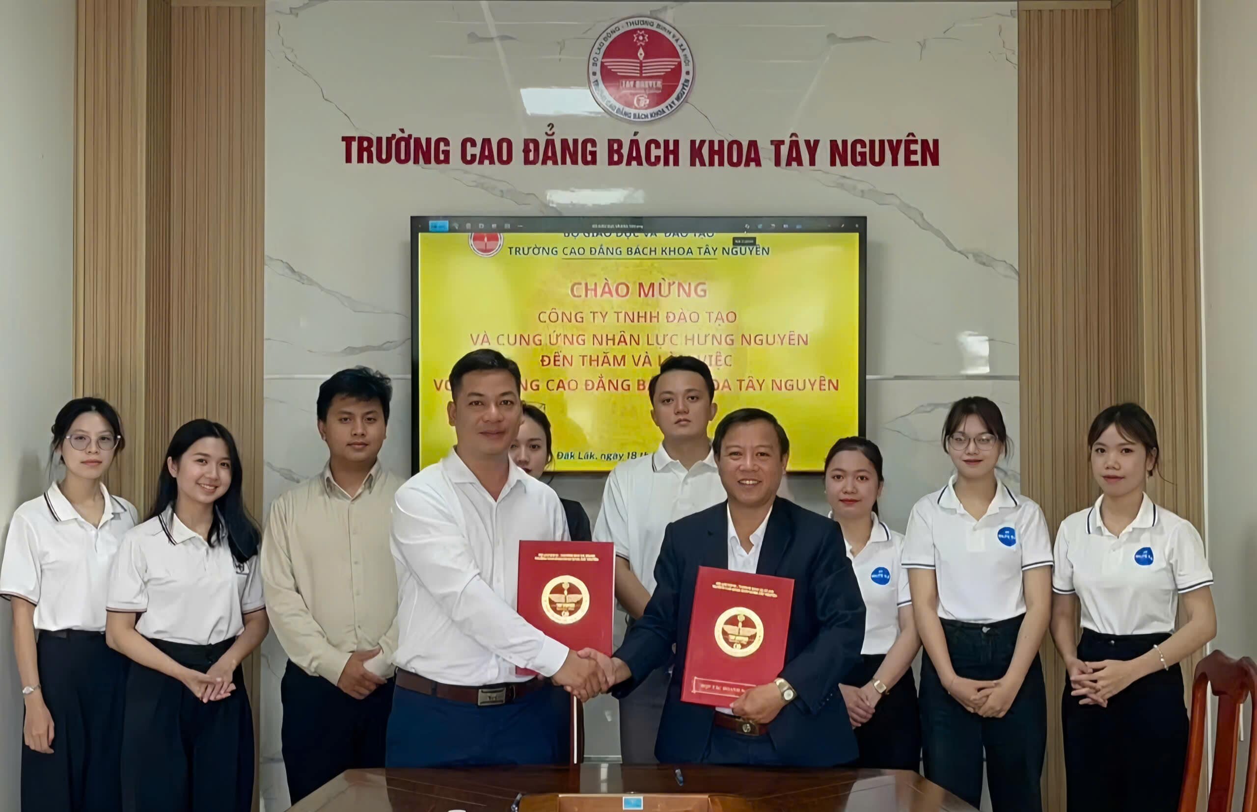 Kí kết hợp tác chiến lược giữa Hưng Nguyên Education và Trường Cao Đẳng Bách Khoa Tây Nguyên
