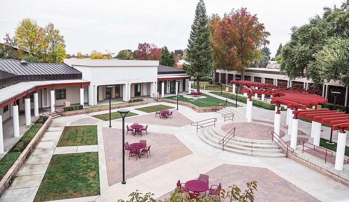 Khuôn viên Humphreys University